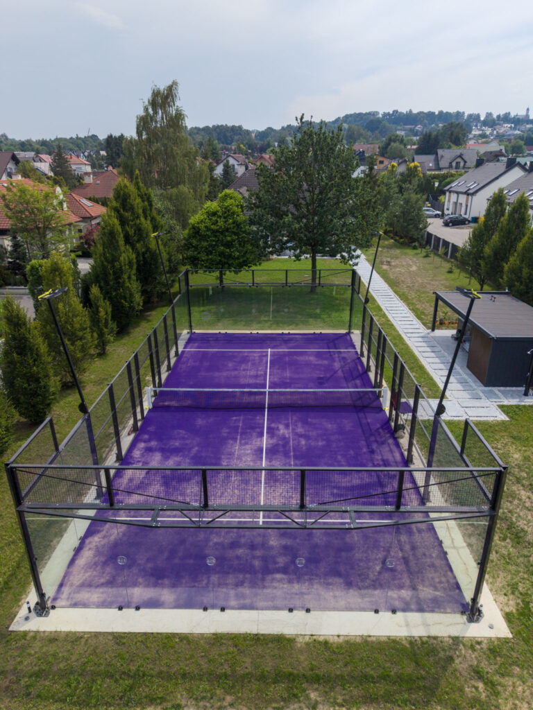 Biały kort do padla Go4Padel zmontowany na terenie kortu tenisowego, widok z góry