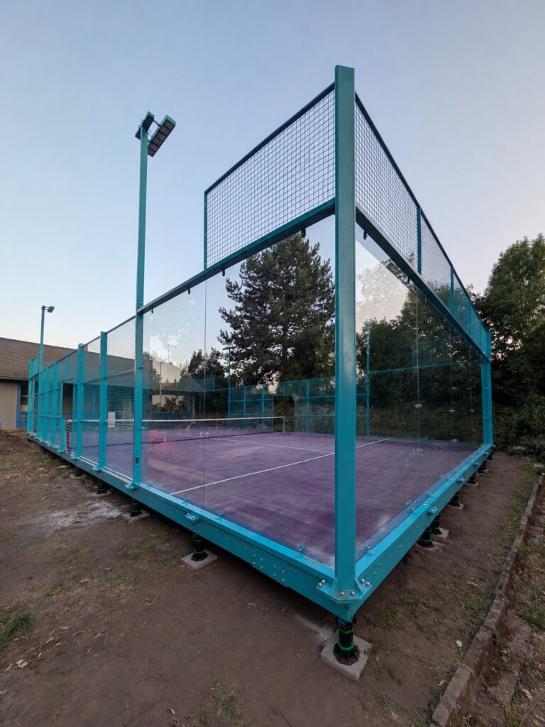 Kort do padla Go4Padel zamontowany na Platformie Mobilnej Smart, realizacja w Pradze
