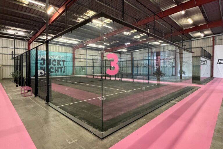 Kort ultrapanoramiczny do padla Go4Padel Precision, narożnik bez słupa konstrukcyjnego