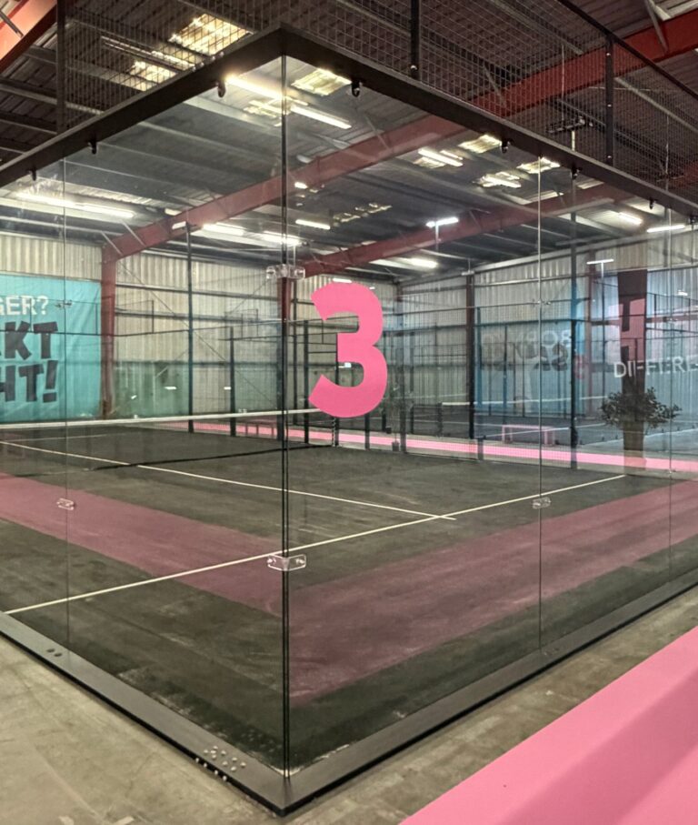 Narożnik kortu ultrapanoramicznego Go4Padel Precision, szkło łączone bez narożnego słupa