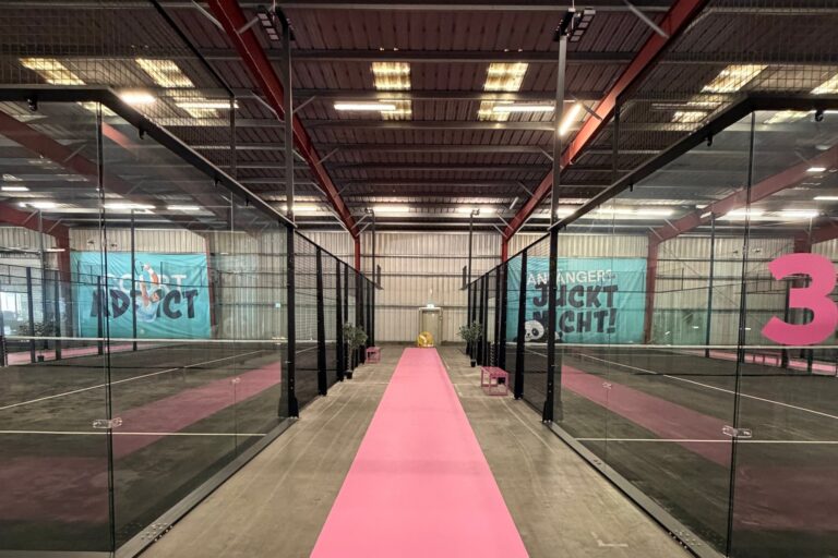 Korty ultrapanoramiczne Go4Padel w hali wielokortowej, oświetlenie nad kortami