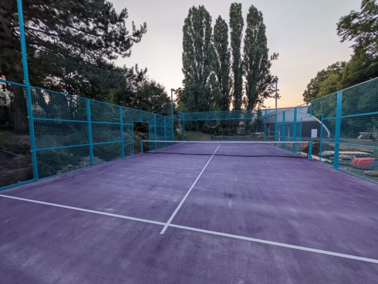 Kort do padla Go4Padel, realizacja w Pradze, nawierzchnia i siatka centralna